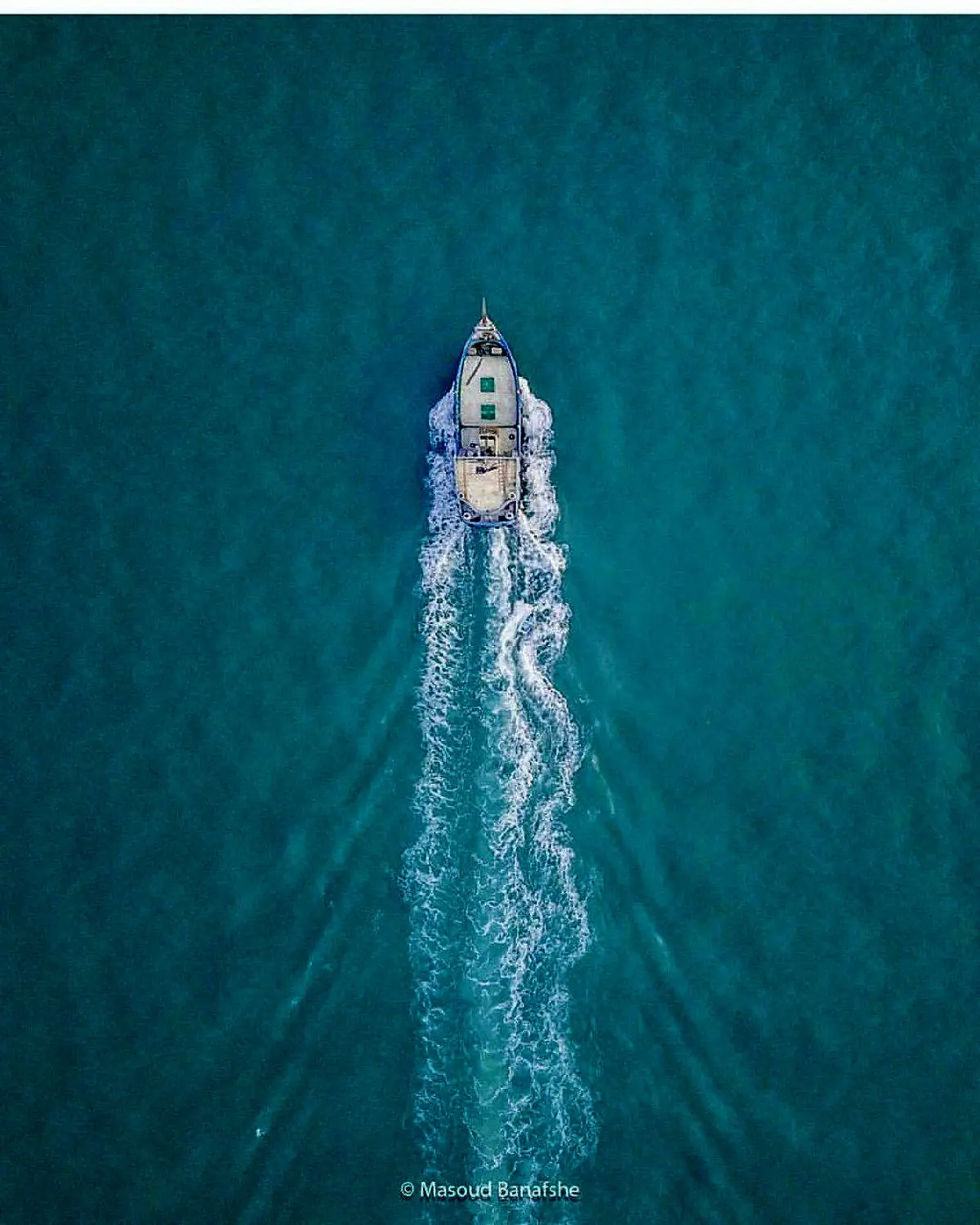 تصویری ناب از آب آبی خلیج فارس