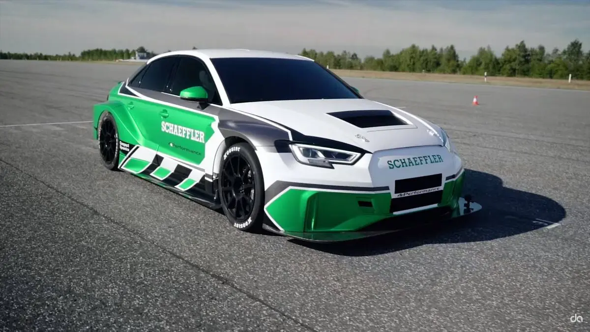 آیا آئودی RS3 الکتریکی با دنده عقب می تواند پورشه 911 GT2 RS را شکست دهد؟