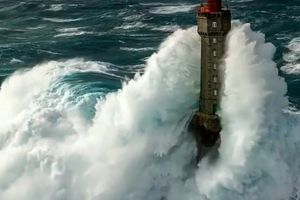 فیلمی حیرت آور از یک فانوس دریایی در دل دریای خروشان