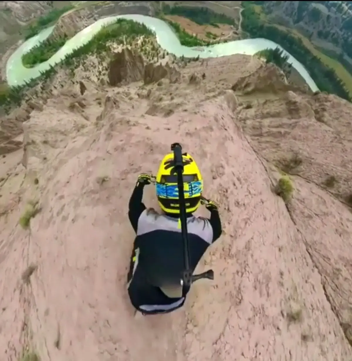 دوچرخه سواری وحشتناک در سراشیبی کوه