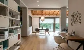 نمایی کامل از یک خانه در قالب دکوراسیون داخلی یونانی