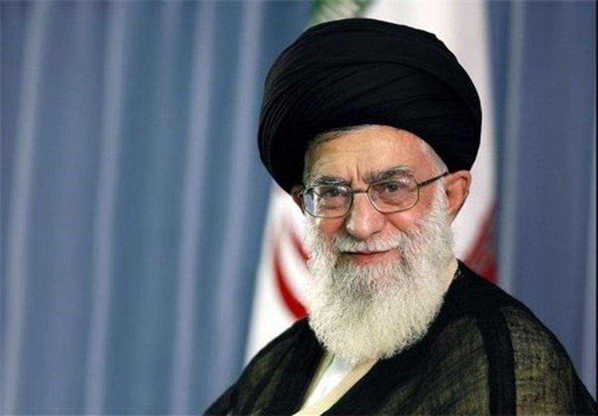 عکس/ آیت الله خامنه ای در حال بستن بازوبند پهلوانی