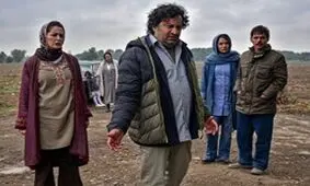 پیمان معادی کنار مهناز افشار در نمایی از «ناگهان درخت»