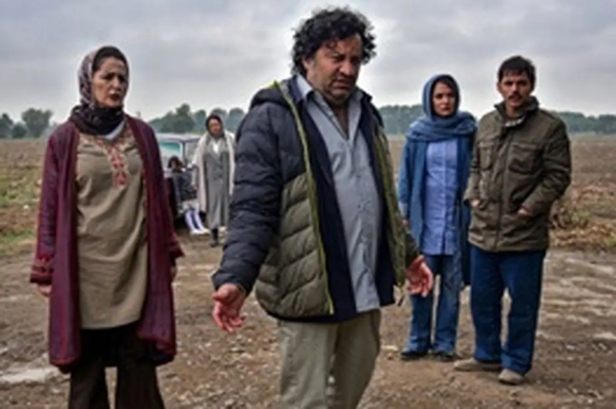 پیمان معادی کنار مهناز افشار در نمایی از «ناگهان درخت»