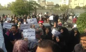 تجمع متقاضیان مسکن مهر مقابل ساختمان شرکت عمران شهرهای جدید در ونک