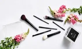 خطرات به اشتراک گذاشتن لوازم آرایش