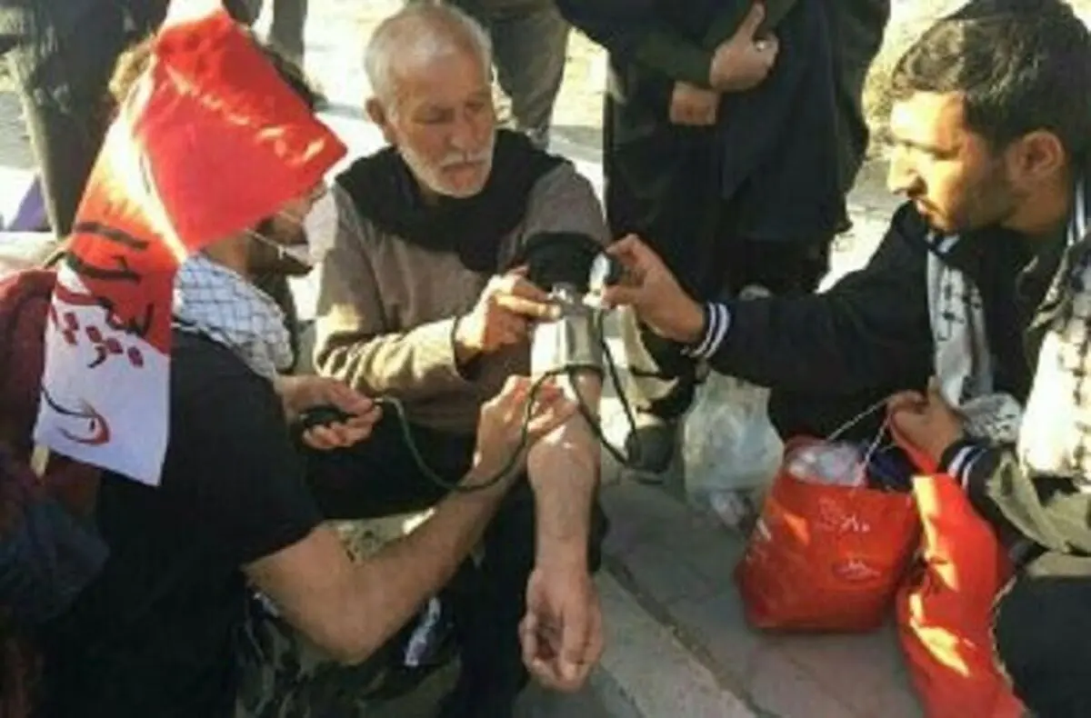 خدمات امدادی به ۱۶هزار زائر اربعین/تست فشارخون زائران