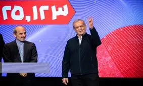 اهدای پیراهن امضا شده تیم ملی به مسعود پزشکیان/ عکس