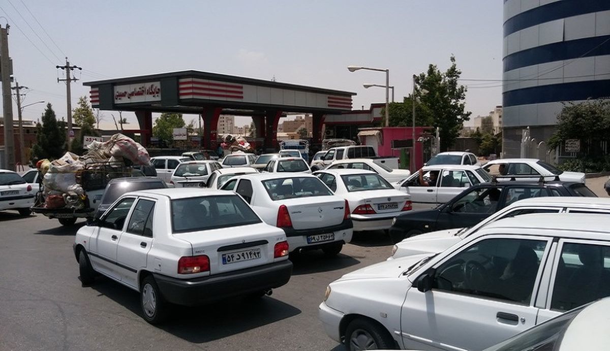 ۲ روز است که بنزین در شیراز کافی عرضه نمی‌شود/ جایگاه‌ها در ساعات پایانی روز بنزین ندارند