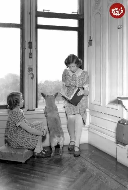 عکس/ «ملکه الیزابت دوم» در حال مطالعه کتاب در قلعه ویندزور؛ سال ۱۳۱۹