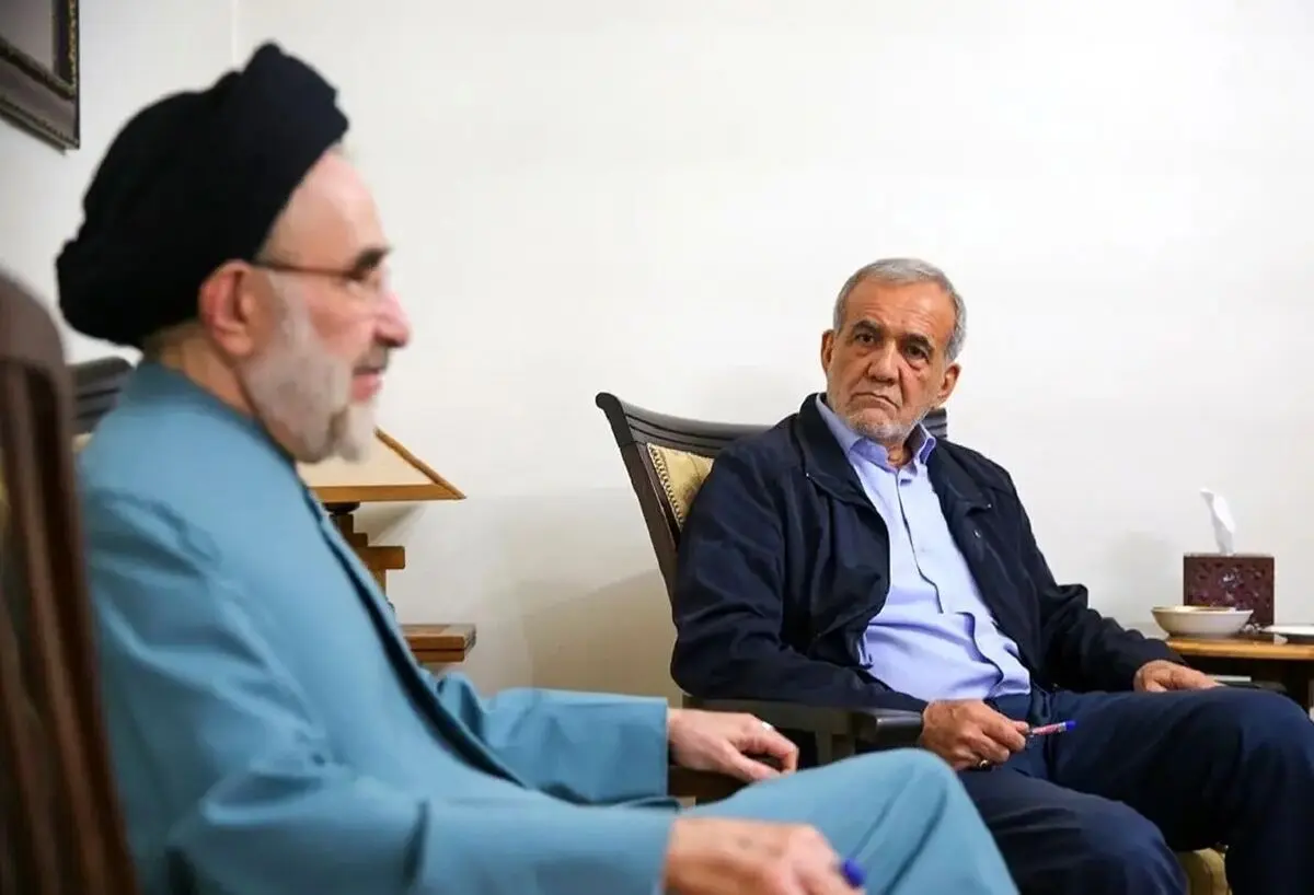 اینکه خاتمی می‌گوید دست پزشکیان را به دلیل امضای تفاهم‌نامه می‌بوسد، گواه درک خطر اوضاع کنونی است/ از اقتصاددانی چون فرشاد مومنی انتظار نمی‌رود که در کنار جبهه‌ای قرار گیرد که هدف غایی‌اش غرق کشور است