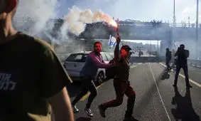 ضرب و شتم خبرنگار معروف اسرائیلی حین فعالیت خبری در تجمعات امروز/ ویدئو

