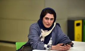 سفر در زمان؛ تیپ و چهرۀ «بهناز جعفری» با کلاه‌گیس در نمایش «ننه دلاور»؛ سال 93