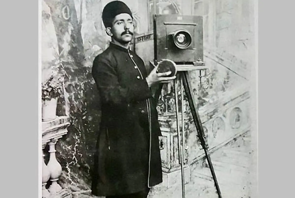 سفر در زمان؛ عکس آتلیه‌ای سه دختر جوان در دوران قاجار