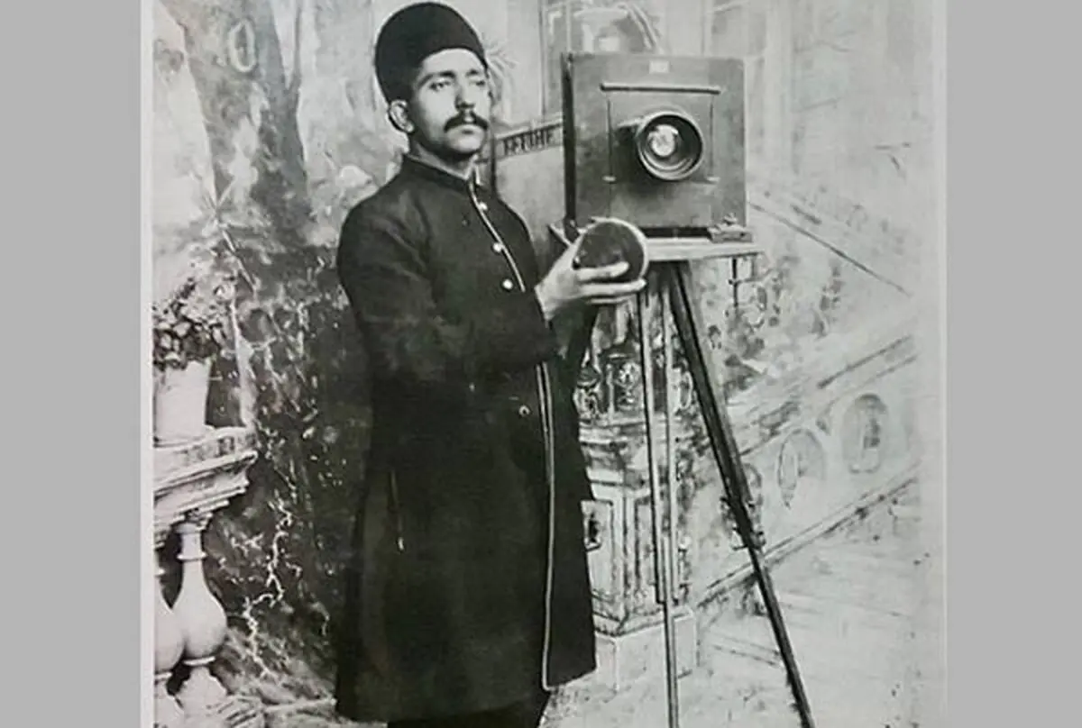 سفر در زمان؛ عکس آتلیه‌ای سه دختر جوان در دوران قاجار