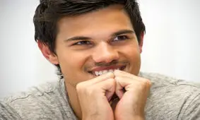 نامزدی ستاره جوان هالیوود با یک پرستار  + عکس عاشقانه