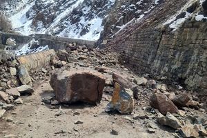 یک کشته در ریزش صخره در کرمان/ جسد بی جان از آوار بیرون کشیده شد