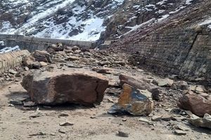 یک کشته در ریزش صخره در کرمان/ جسد بی جان از آوار بیرون کشیده شد