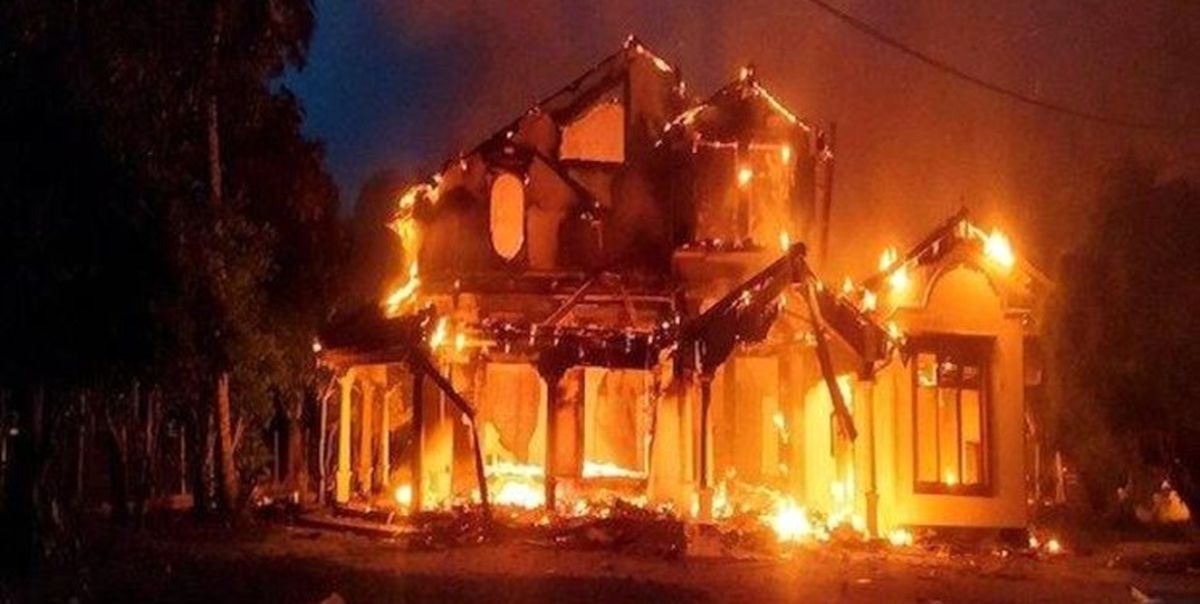 آتش زدن اقامتگاه نخست وزیر سریلانکا از سوی معترضان/ ویدئو