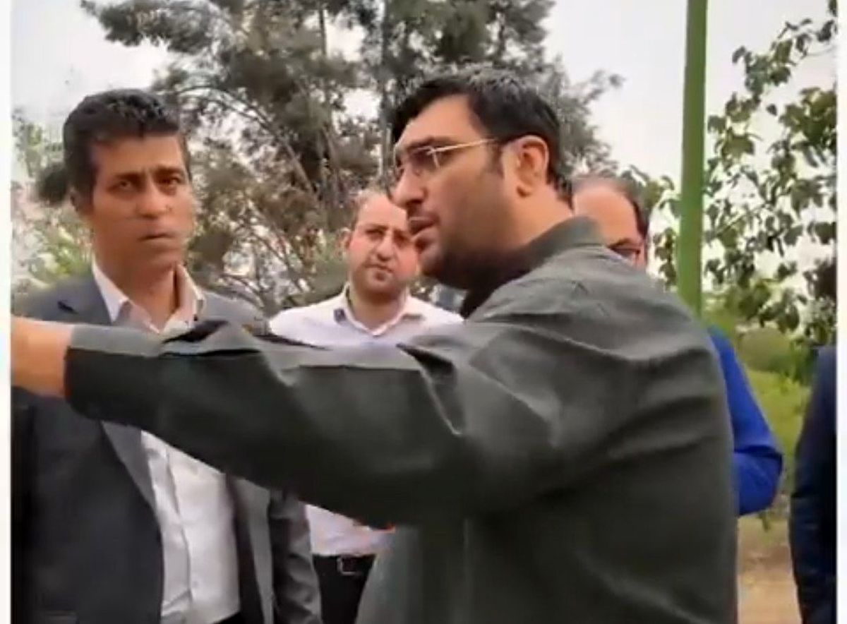  ویدئوی عجیبی که از شهردار منطقه ۱۵ تهران منتشر شد: سروش! چهارتا صندلی اضافه شود! ۴ تا آلاچیق هم اینجا بزنید/ پیمانکار دستشویی را هم جریمه کن 