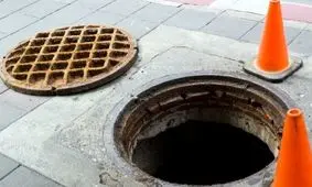 پرت شدن کودک در هوا بر اثر انفجار فاضلاب/ ویدئو