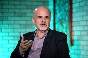 مملکت مان چقدر باید تاوان یک‌ سری متوهم سیاسی را بدهد؟/ تصمیمات اخیر حاکمیت باعث ناراحتی تندروها شده است/ پدر معنوی دلواپسان جناب احمدی‌نژاد است/ تندروها وزنی در سیاست واقعی کشور و در شرایط امروز ندارند و پناهگاهشان فقط صدا و سیماست