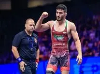 نخودی طلا را بر گردن انداخت