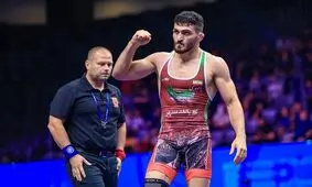 نخودی طلا را بر گردن انداخت