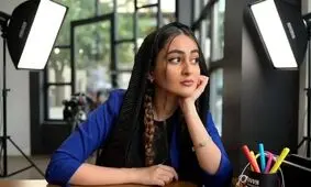 نگاهی به تیپ و استایل شیک ملیکا پارسا بازیگر دهه هشتادی سریال جزر و مد در کنار هنرمندان