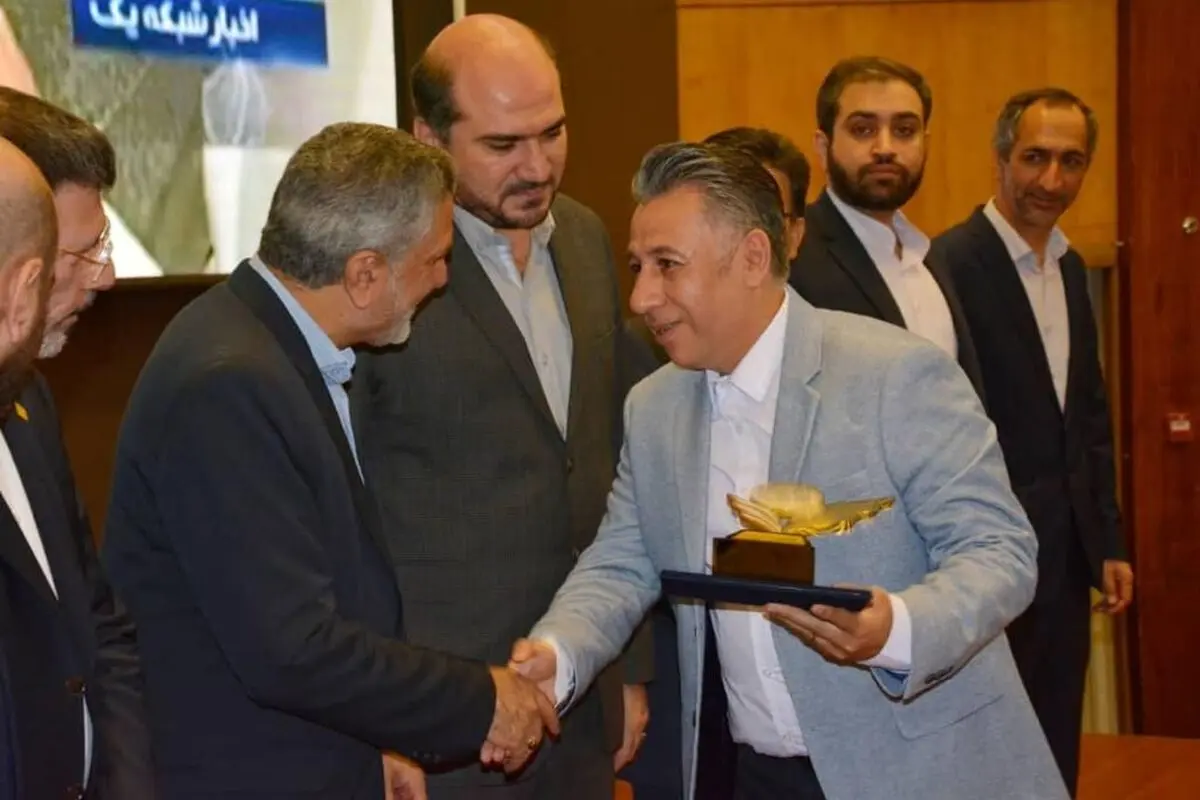 تندیس طلایی چهاردهمین جشنواره  کارآفرینان برتر استان تهران به دکتر داوود‌ ادیب اهدا شد