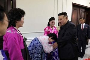 نشست ملی مادران کره شمالی؛ همه گریان و کیم جونگ خندان!/ عکس
