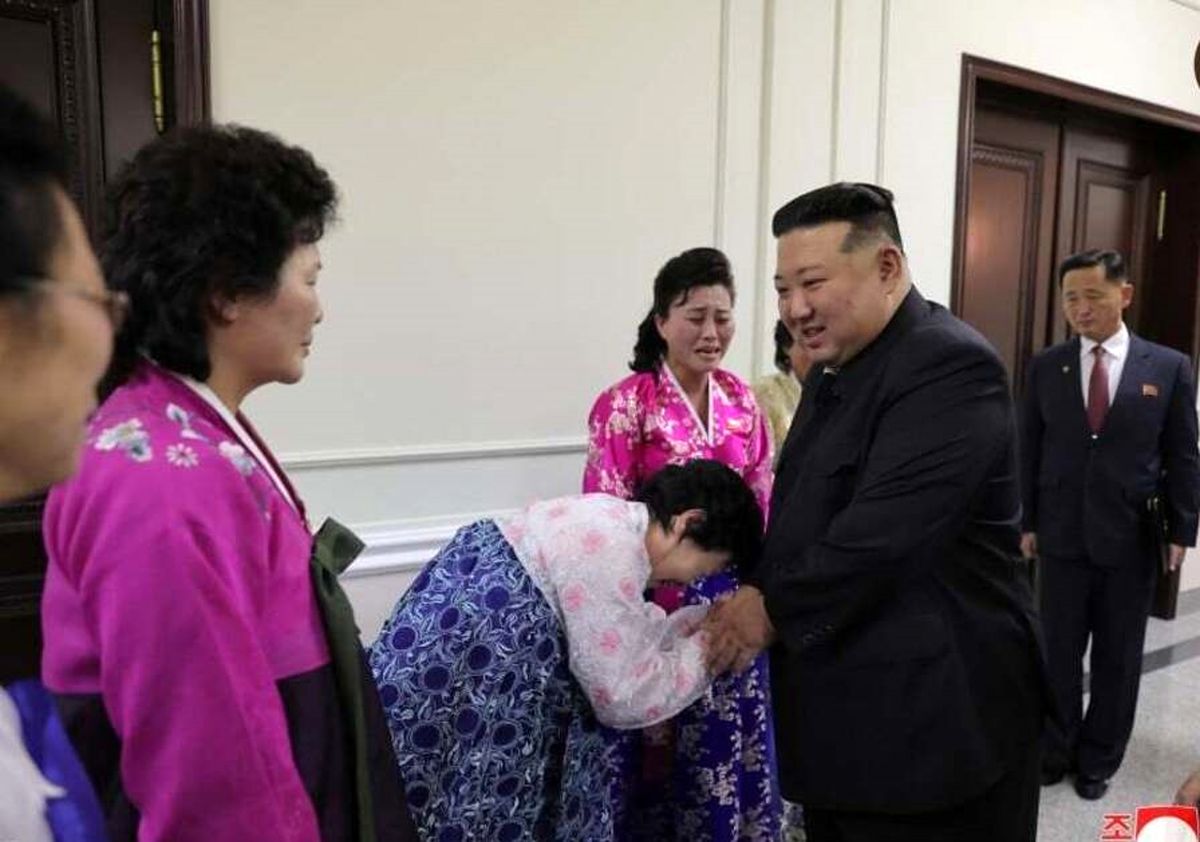 نشست ملی مادران کره شمالی؛ همه گریان و کیم جونگ خندان!/ عکس
