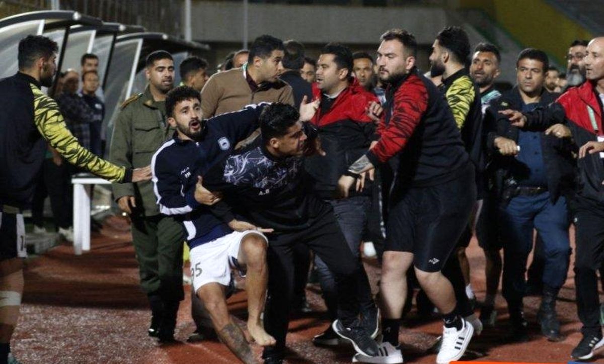 درگیری کادر فنی پارس جم با کادر فنی چادرملو در پایان بازی/ ویدئو