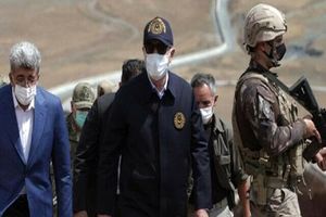  بازدید وزیر دفاع و فرماندهان ارشد ترکیه از نقاط مرز‌ی با ایران