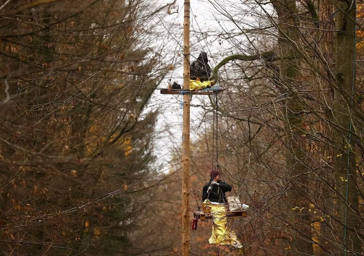  پلیس آلمان با جرثقیل معترضان را پایین کشید/ ویدئو