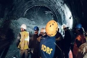 زنده ماندن ۴۱ کارگر گرفتار در تونل ریخته شده