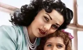 سفر در زمان؛  تصویر«فوزیه» در کنار دخترش «شهناز پهلوی و نوه اش» در سوئیس؛ سال ۱۳۳۸