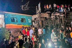 اجساد قربانیان حادثه برخورد دو قطار در هند/ ویدئو +18