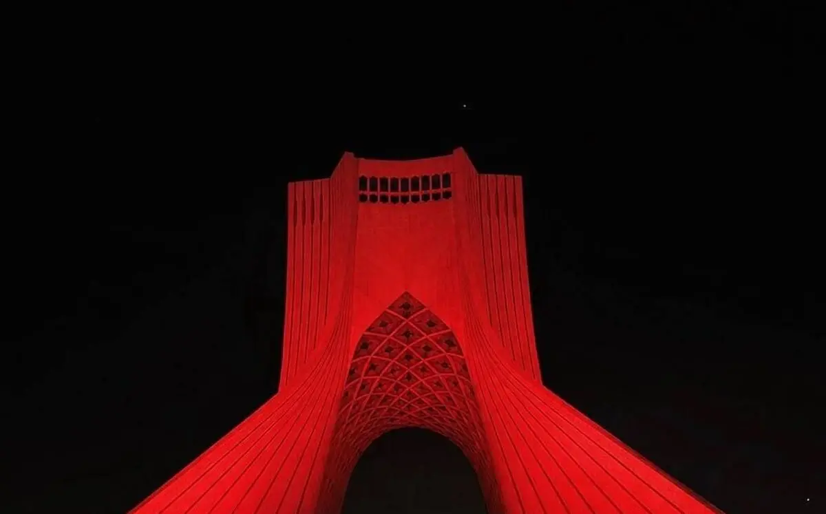 برج آزادی سرخ‌پوش شد
