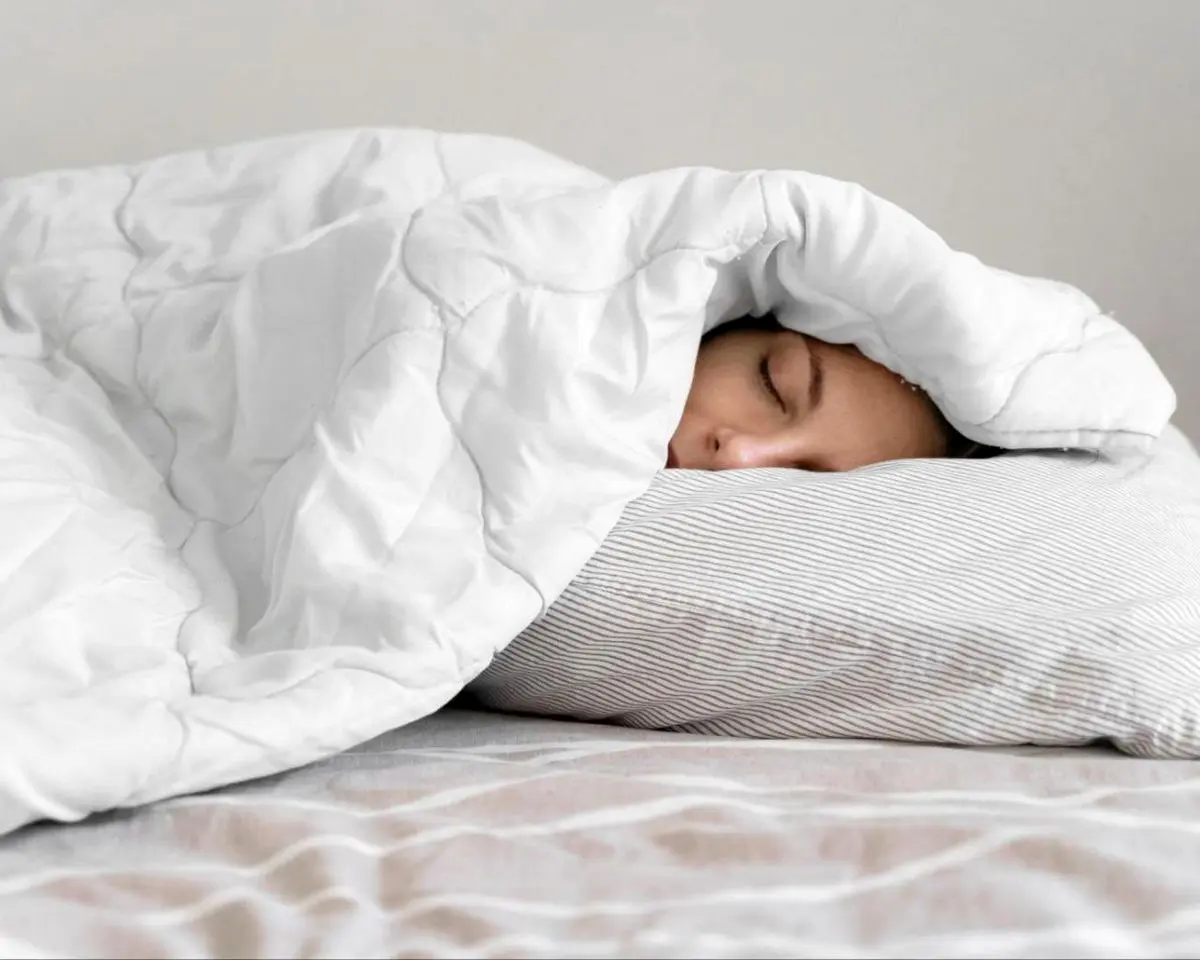 چرا باید با پتوی سنگین بخوابیم؟