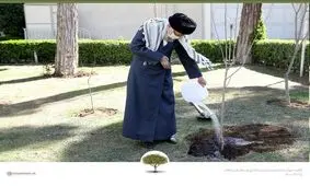 کاشت ۲ نهال میوه توسط رهبر انقلاب