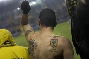 حمله وحشیانه هواداران فوتبال اسرائیل به ۲ فلسطینی/ ویدئو