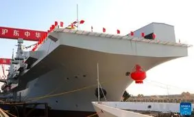 سردار پاکپور در حال تماشای ناوهواپیمابر آمریکا