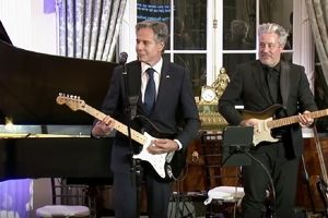 گیتارزنی و خوانندگی آنتونی بلینکن در مراسم دیپلماسی جهانی موسیقی/ ویدئو