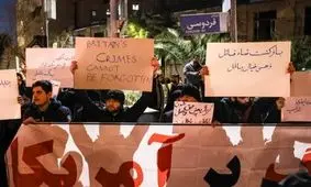 پلاکارد و شعارهای تجمع‌کنندگان مقابل سفارت انگلیس/عکس