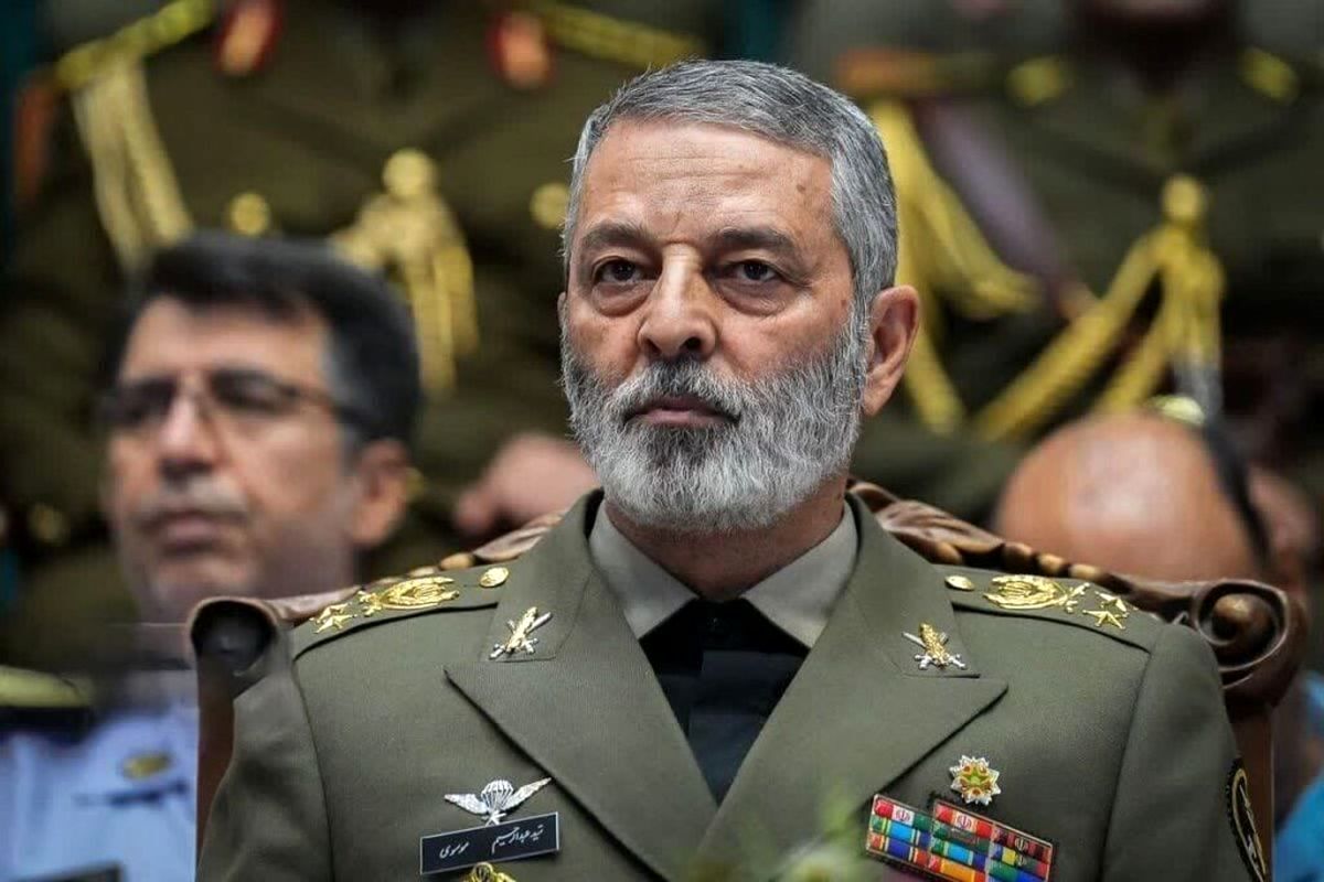 چرا رئیس ستاد کل نیروهای مسلح که ارتشی است لباس سپاه به تن کرد؟/ عکس