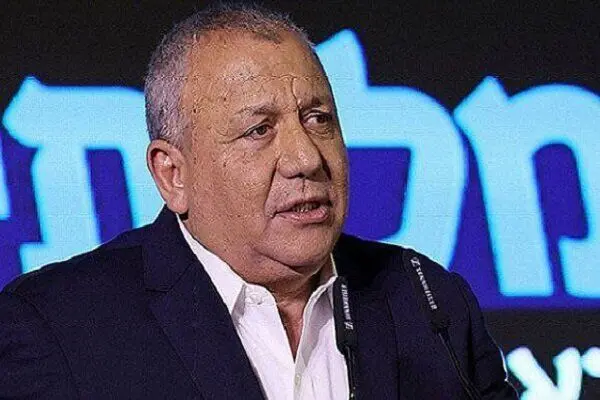 ادعای رقیب نتانیاهو: سرنگونی نظام ایران با حملات نظامی ممکن نیست