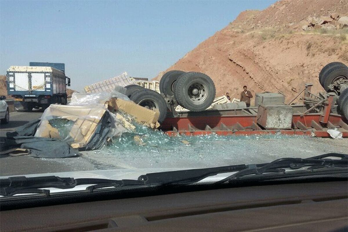 واژگونی تریلی در جادهٔ بجنورد به مشهد/ ویدئو