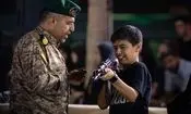 آموزش تیراندازی با سلاح به کودکان در میدان آزادی تهران/ تصاویر

