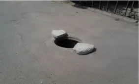 یک چاه سرگردان، وسط خیابان/ وقتی دستگاه‌های مسئول تقصیر را گردن هم می‌اندازند!